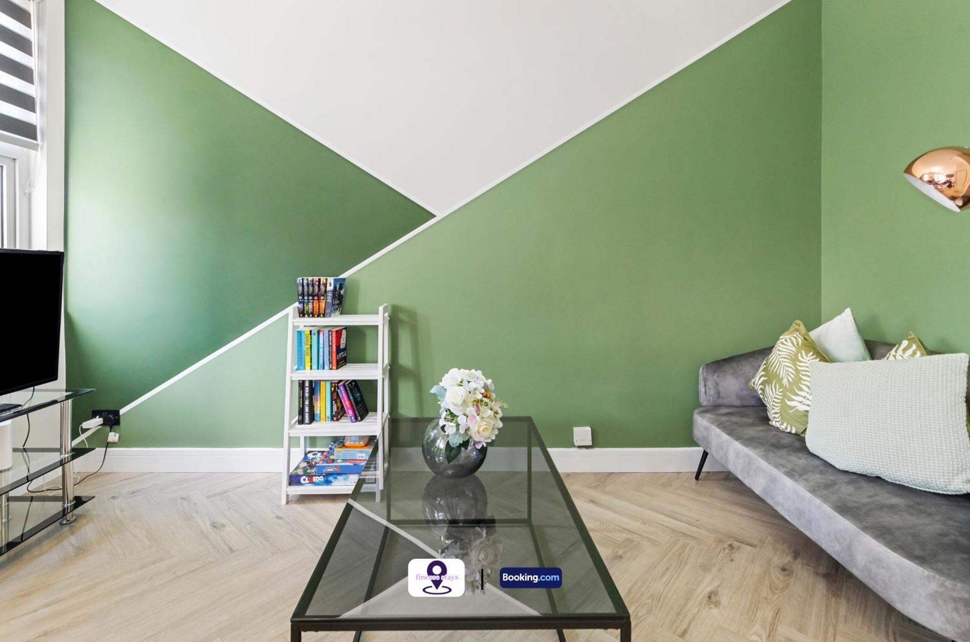 Last-minute Secure ! Limited Time L Exclusive On 2 Bedroom, High Spec Luxury Flat By Finesse Short Lets & Serviced With Free Wifi * London