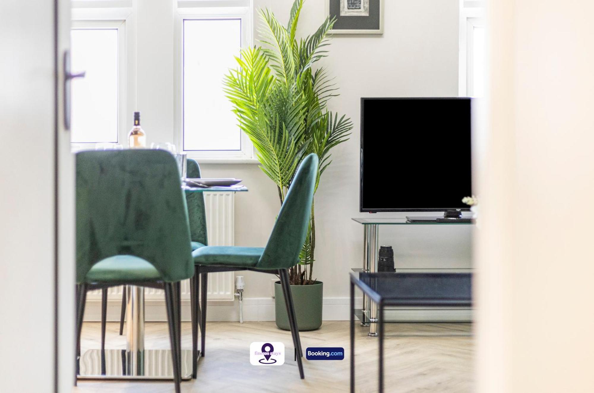 Last-minute Secure ! Limited Time L Exclusive On 2 Bedroom, High Spec Luxury Flat By Finesse Short Lets & Serviced With Free Wifi London