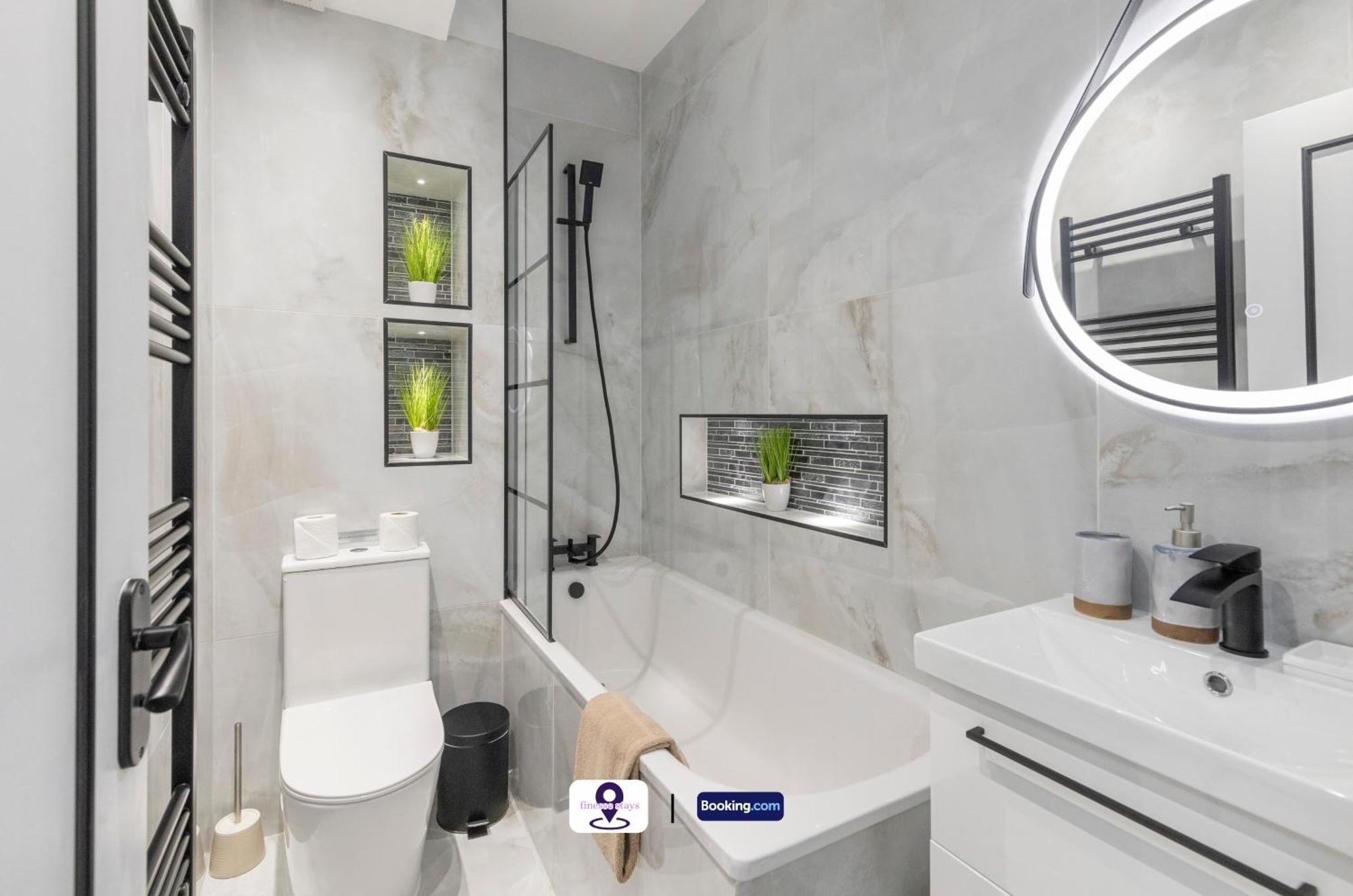 Last-minute Secure ! Limited Time L Exclusive On 2 Bedroom, High Spec Luxury Flat By Finesse Short Lets & Serviced With Free Wifi * London