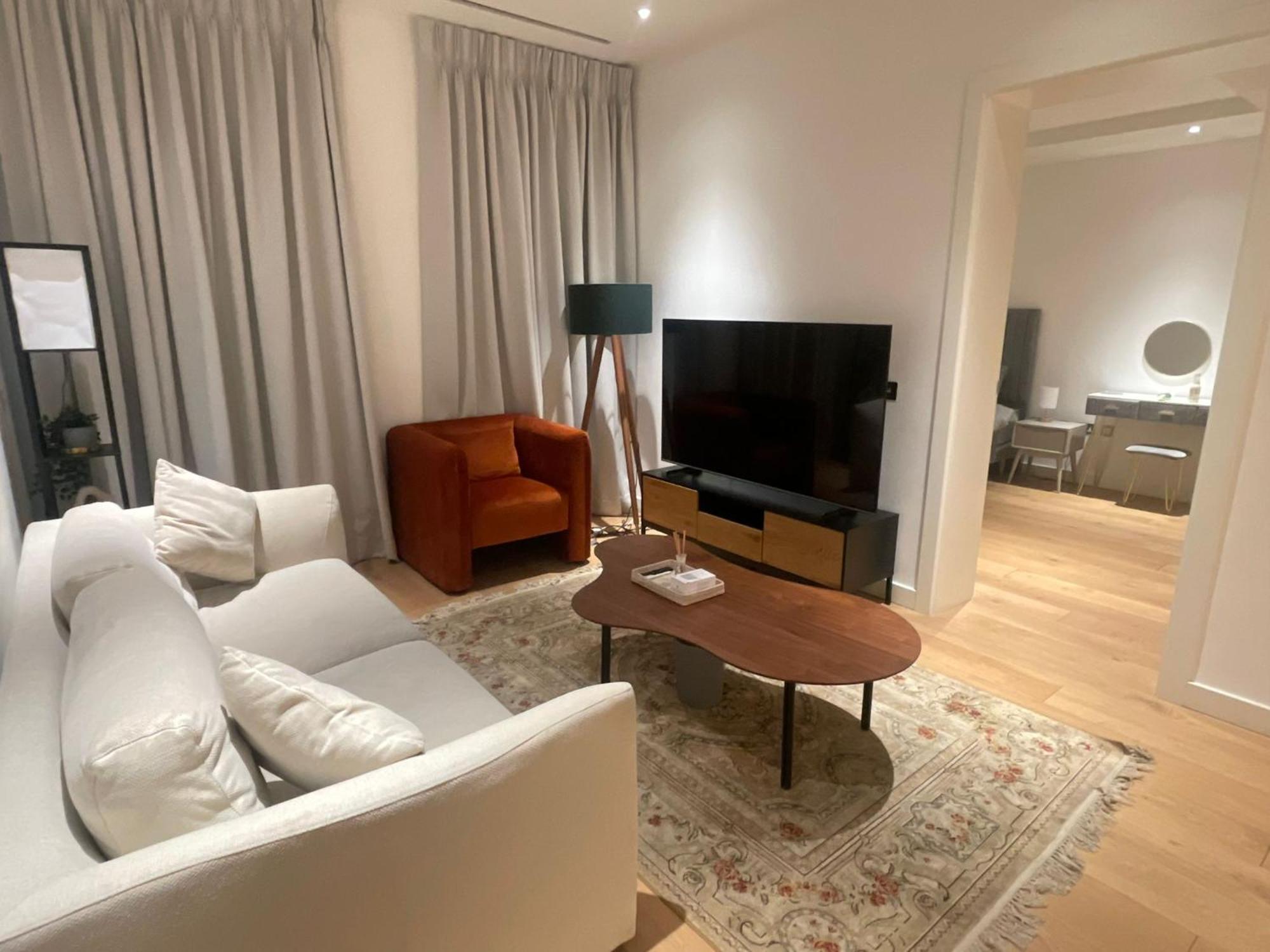Spacious 2 Bed 2 Bath Battersea Powerstation Apartment *