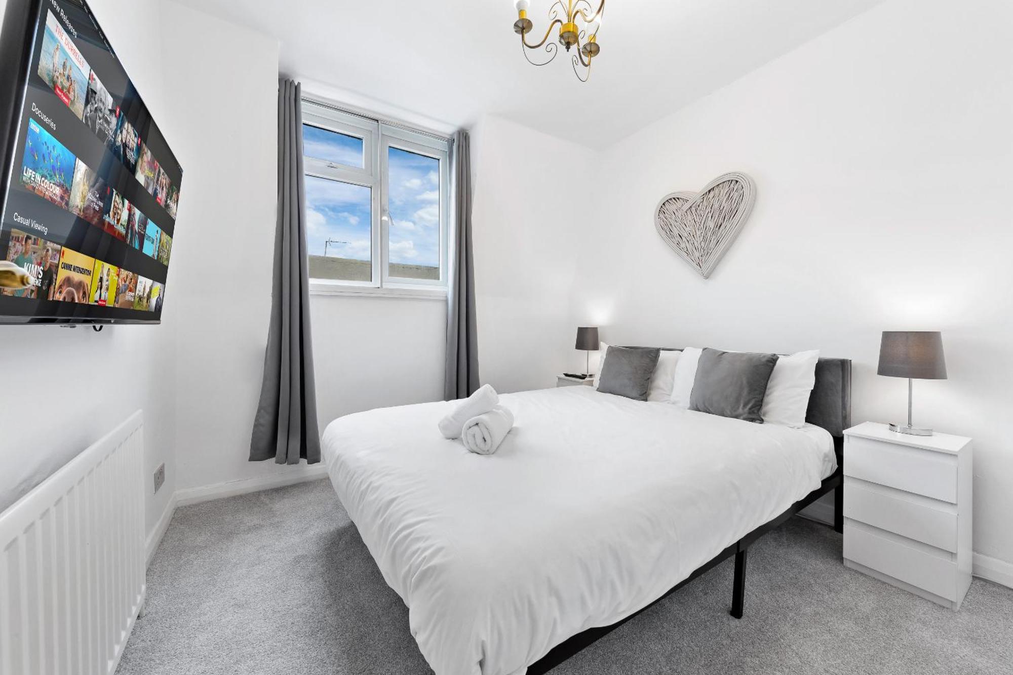 Newly Renovated Kensington 2 Bedroom With Balcony Near Harrods Sleeps 6, 2 Min Walk From Station Apartamento