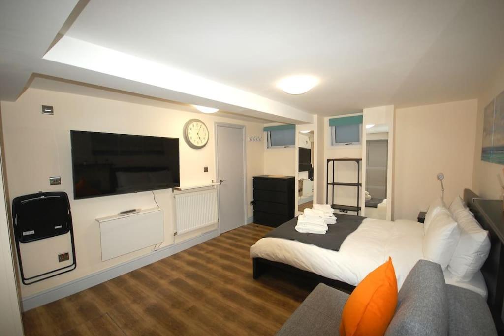 Newly Refurbished - Flat 8 *