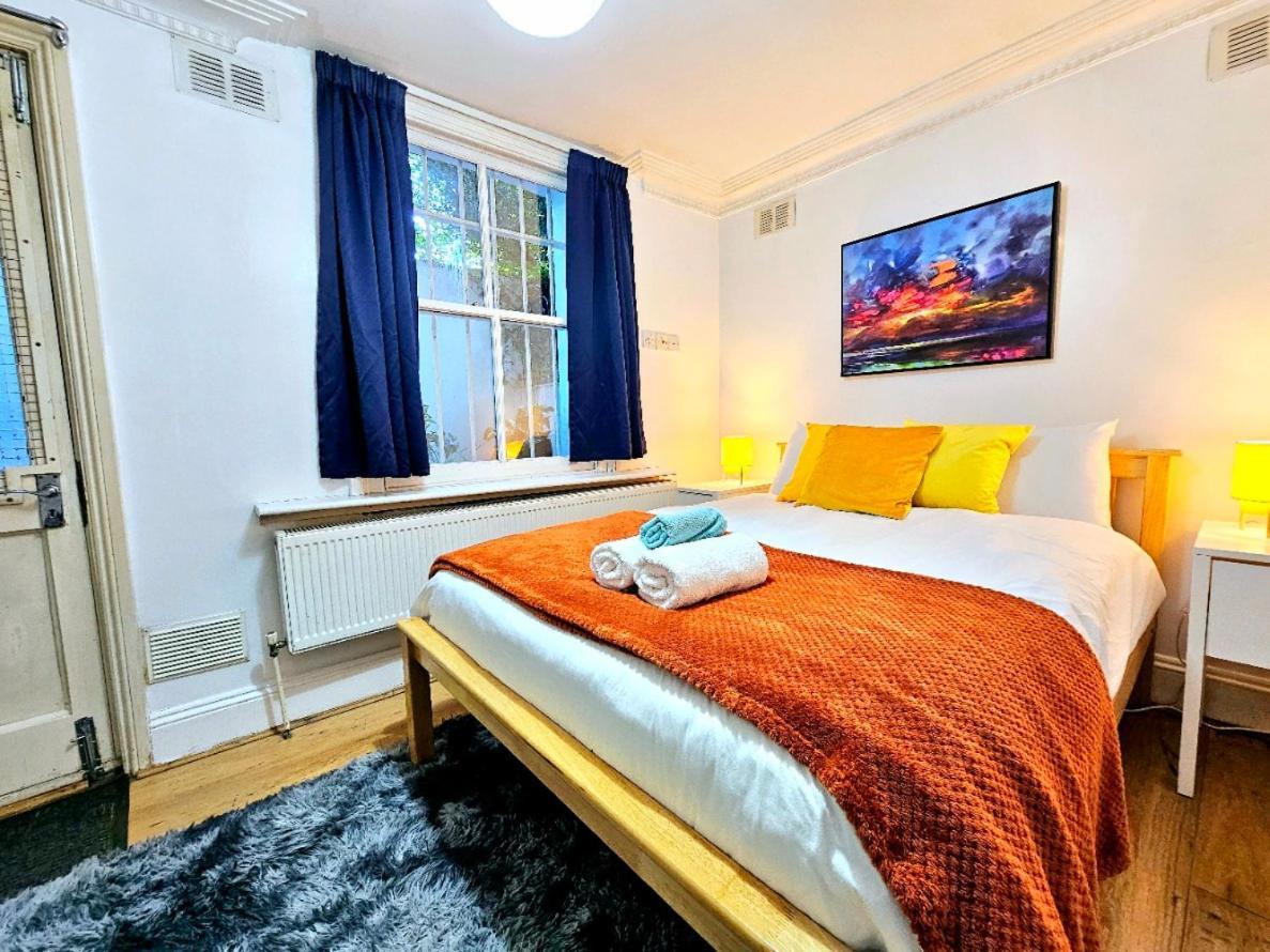 Spacious & Cosy 2 Bedroom 2 Sofa-beds With Private Entrance And Back Patio, 3 Min Walk To Earl's Court Station Apartment *