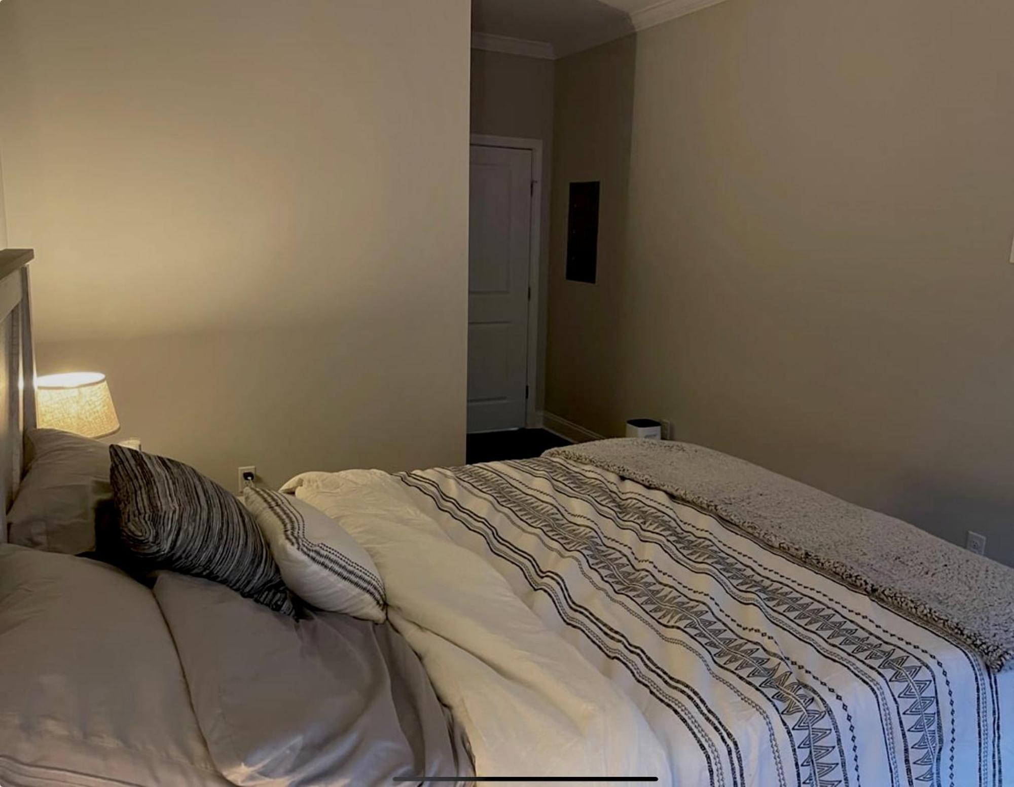 Double Bedroom With Shared Bathroom Stunning Location Apartment *