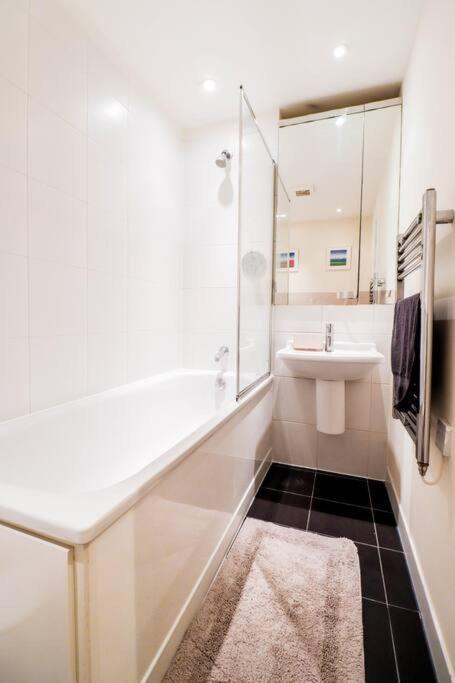 Premium Canary Wharf Flat - Long Offer