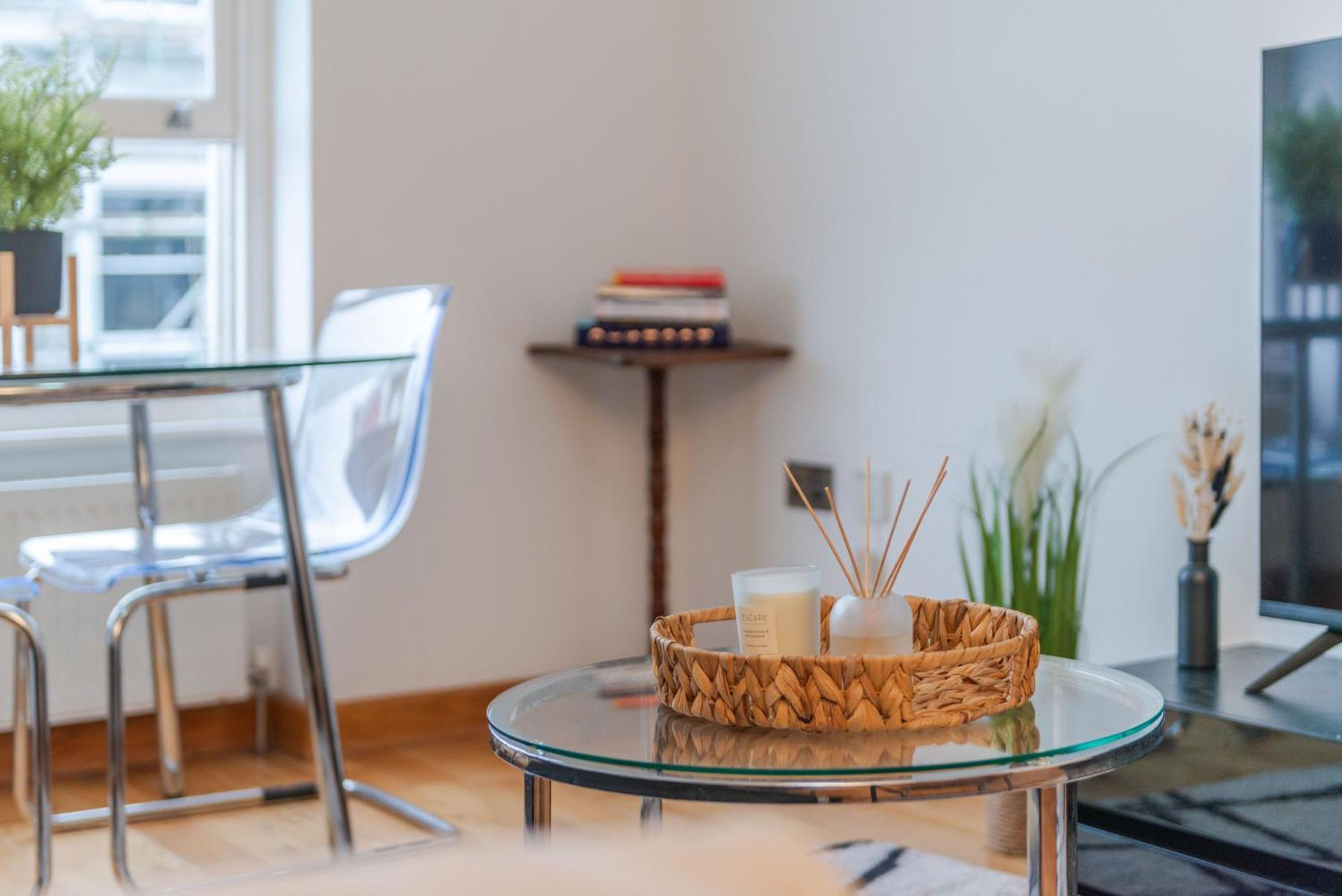 Kensington & Chelsea - Stylish In Apartment London