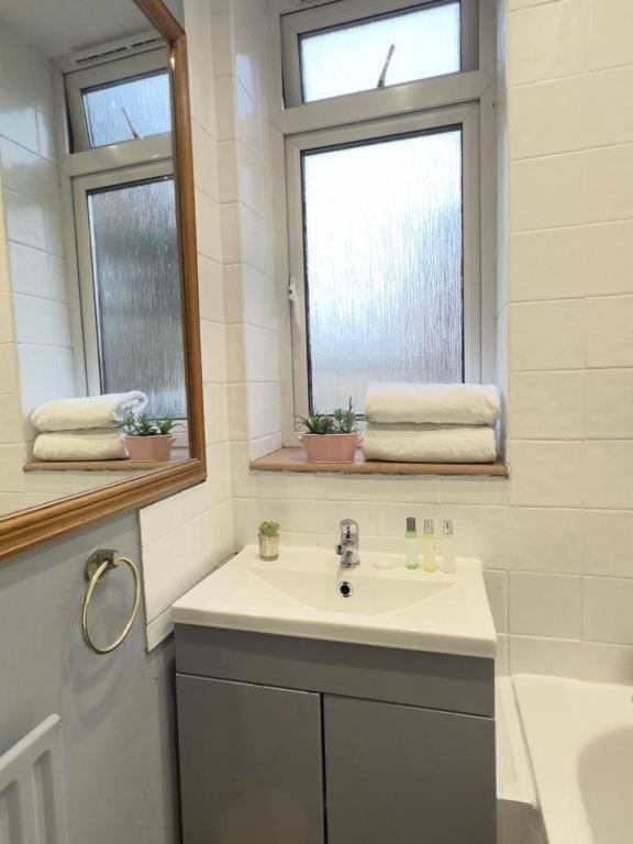 Beautiful Three Bedroom Family Apartment *