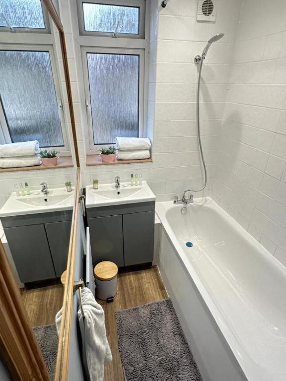 Beautiful Three Bedroom Family Apartment London