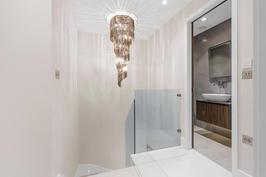Stylish 2 Bed Split Level Flat * Londen