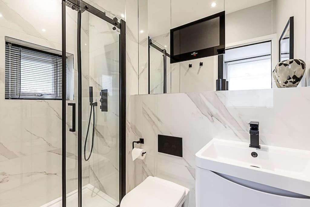Urban Chic 2-bedroom Mews Escape London