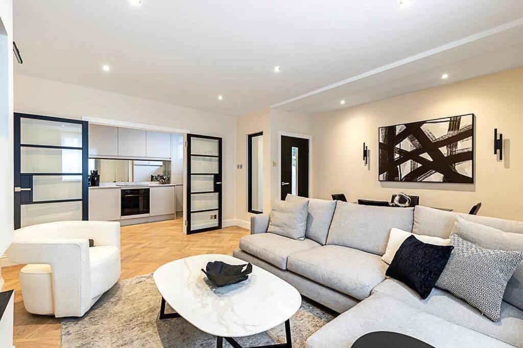 Apartment Urban Chic 2-bedroom Mews Escape London