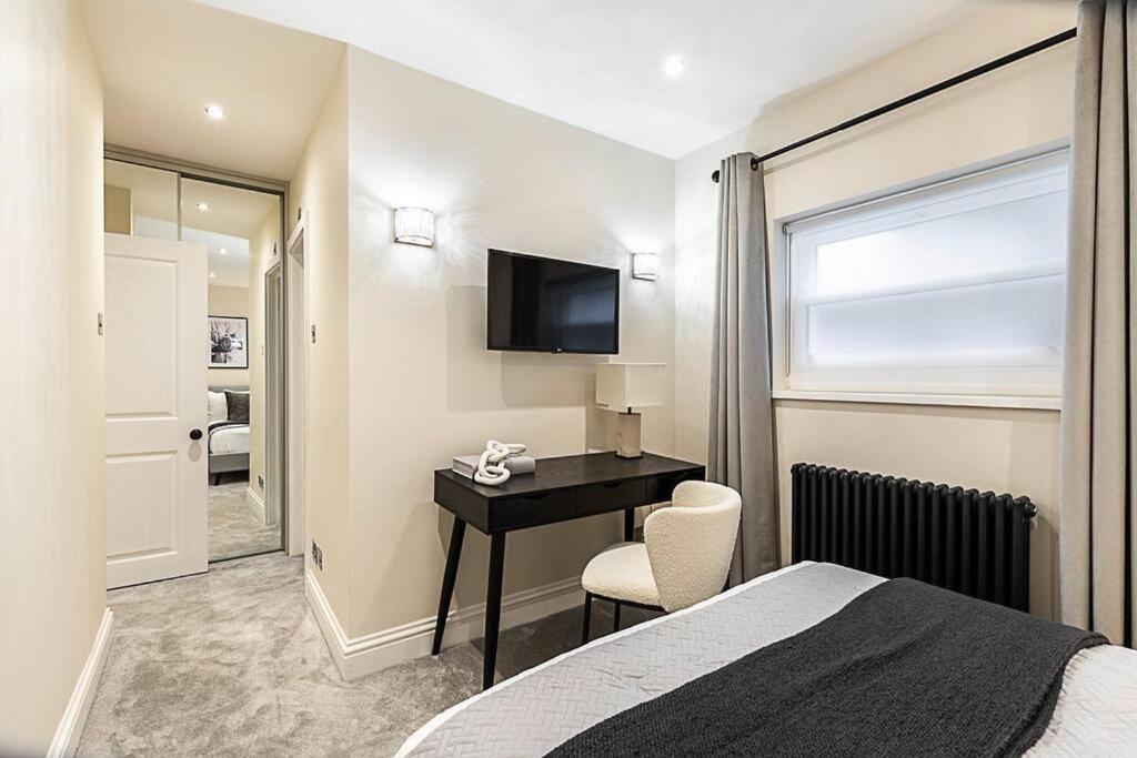 Urban Chic 2-bedroom Mews Escape London