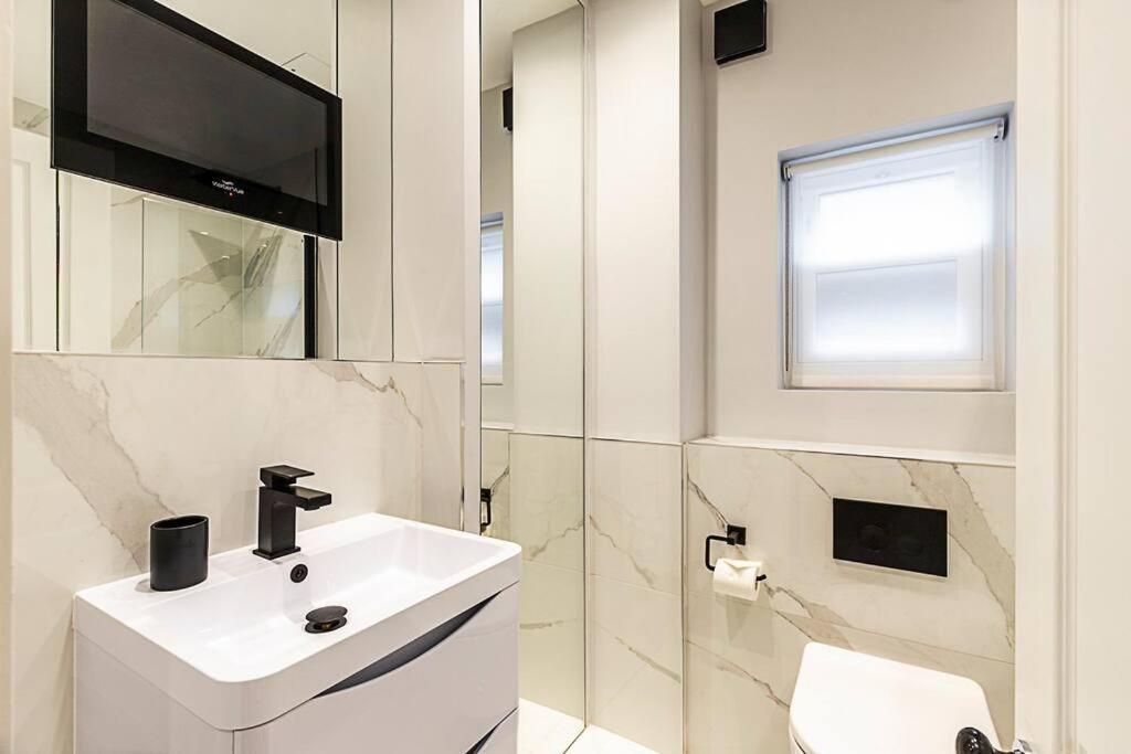 Urban Chic 2-bedroom Mews Escape * London