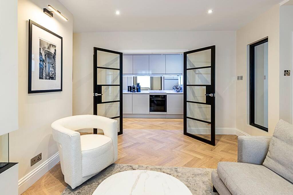 Urban Chic 2-bedroom Mews Escape Apartment *