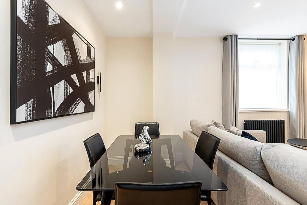 Urban Chic 2-bedroom Mews Escape London