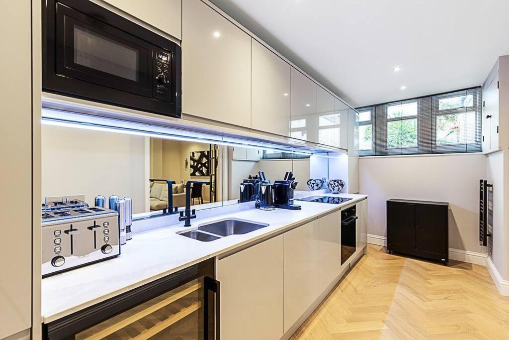 Urban Chic 2-bedroom Mews Escape * London