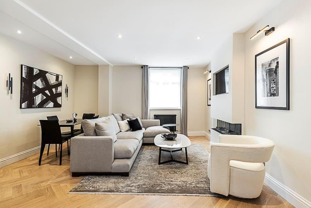 Urban Chic 2-bedroom Mews Escape Apartment London