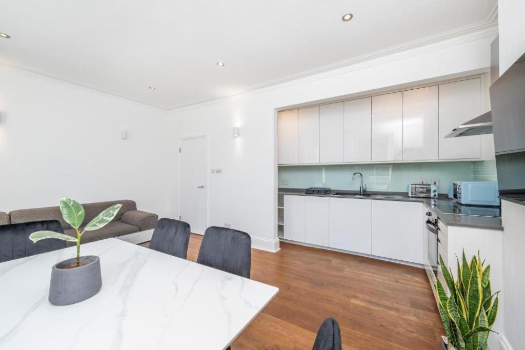Luxury 4 Bedroom Flat With Stunning Shard View From Terrace In London! Next To Station, Sleeps 9 Apartment London