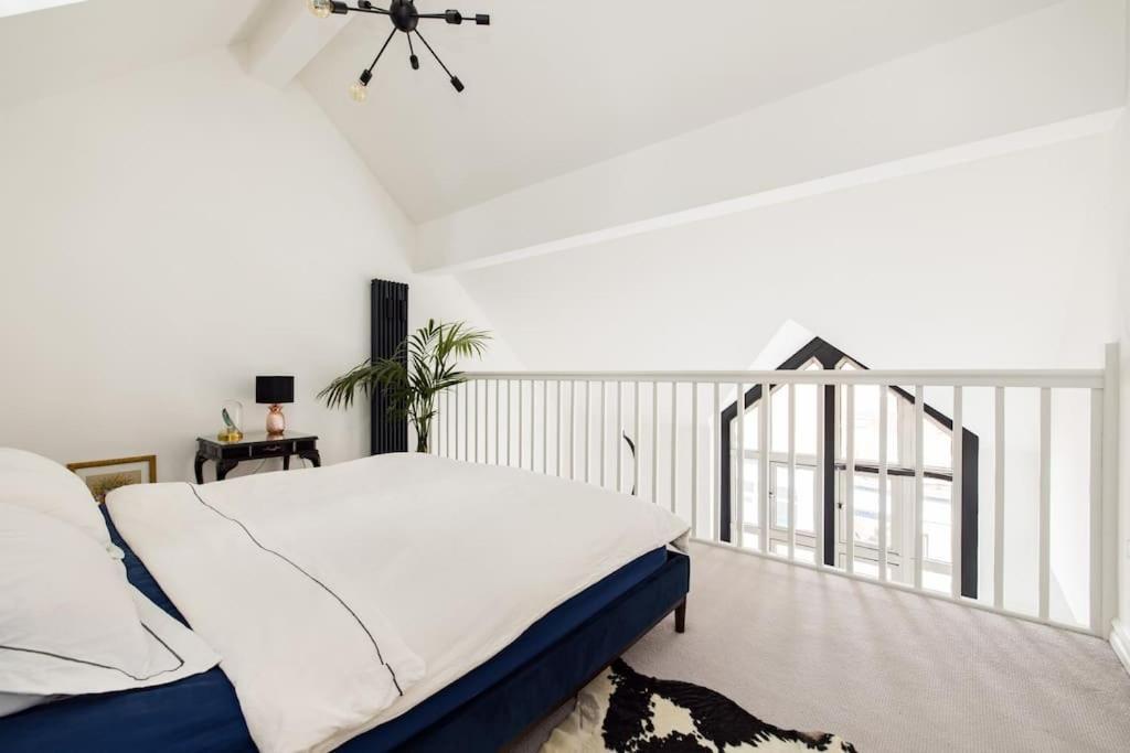Stylish 2 Bed Loft With Terrace 2 Min From Tube