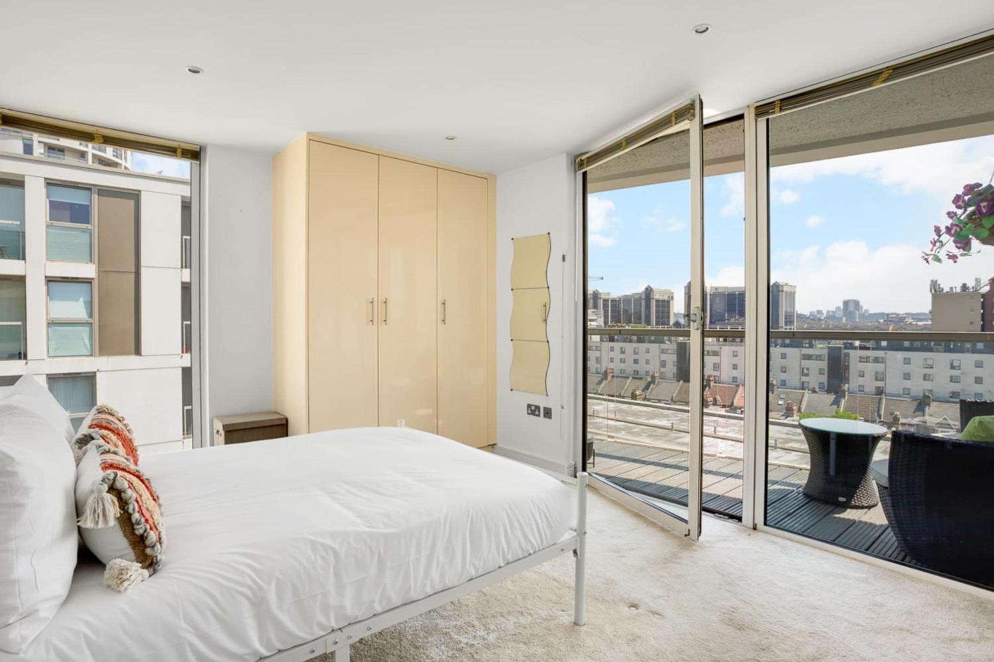 Panoramic 3-bed Oasis Apartment London