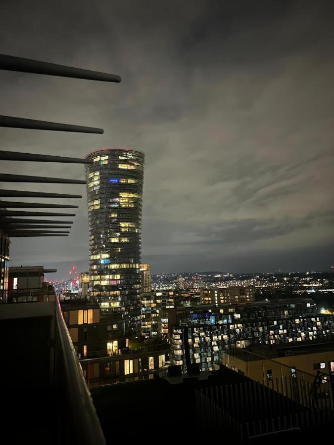 Panoramic View In Canary Wharf Penthouse Apartment *