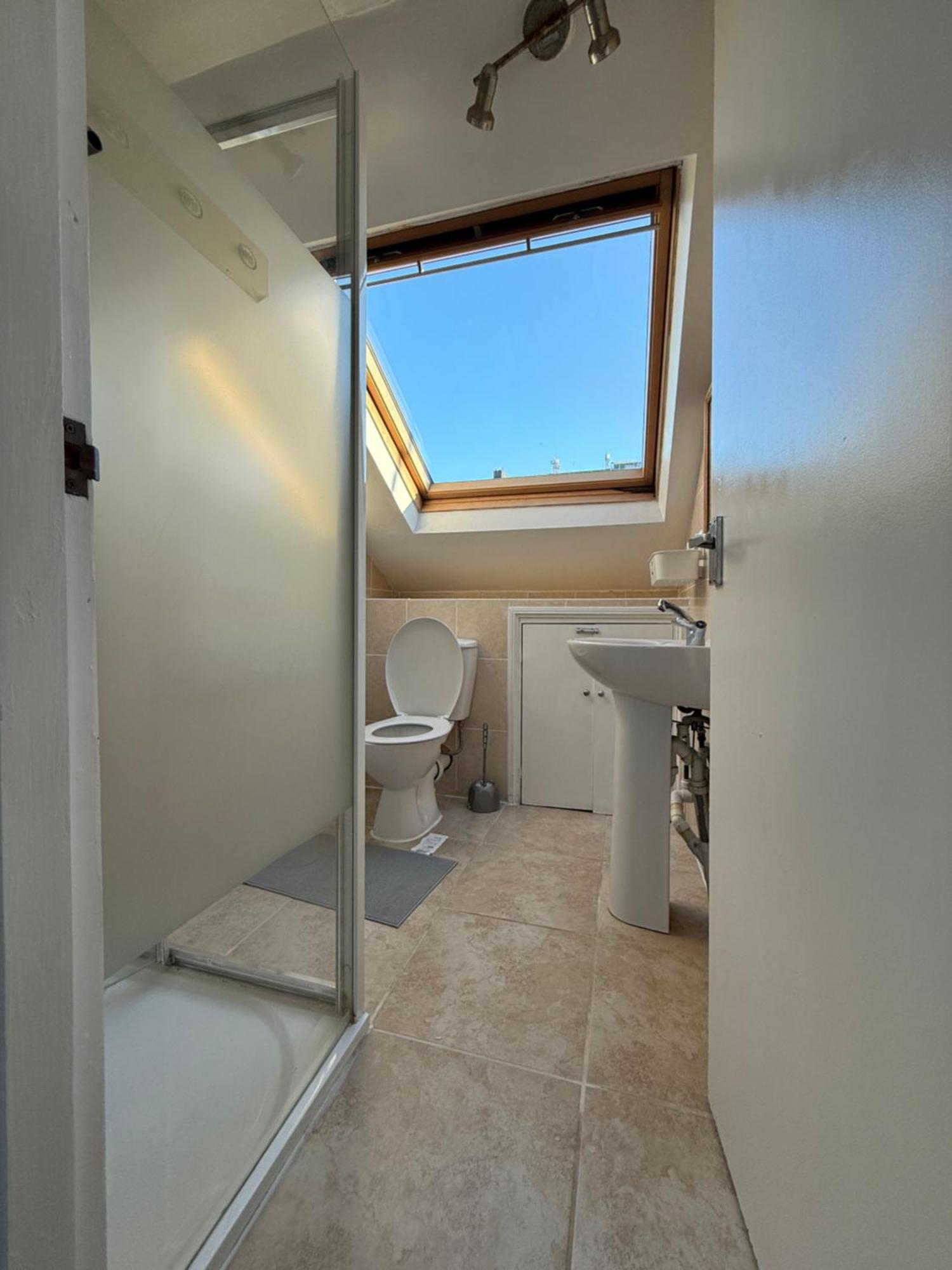 Room, View And Great Price In Hammersmith London
