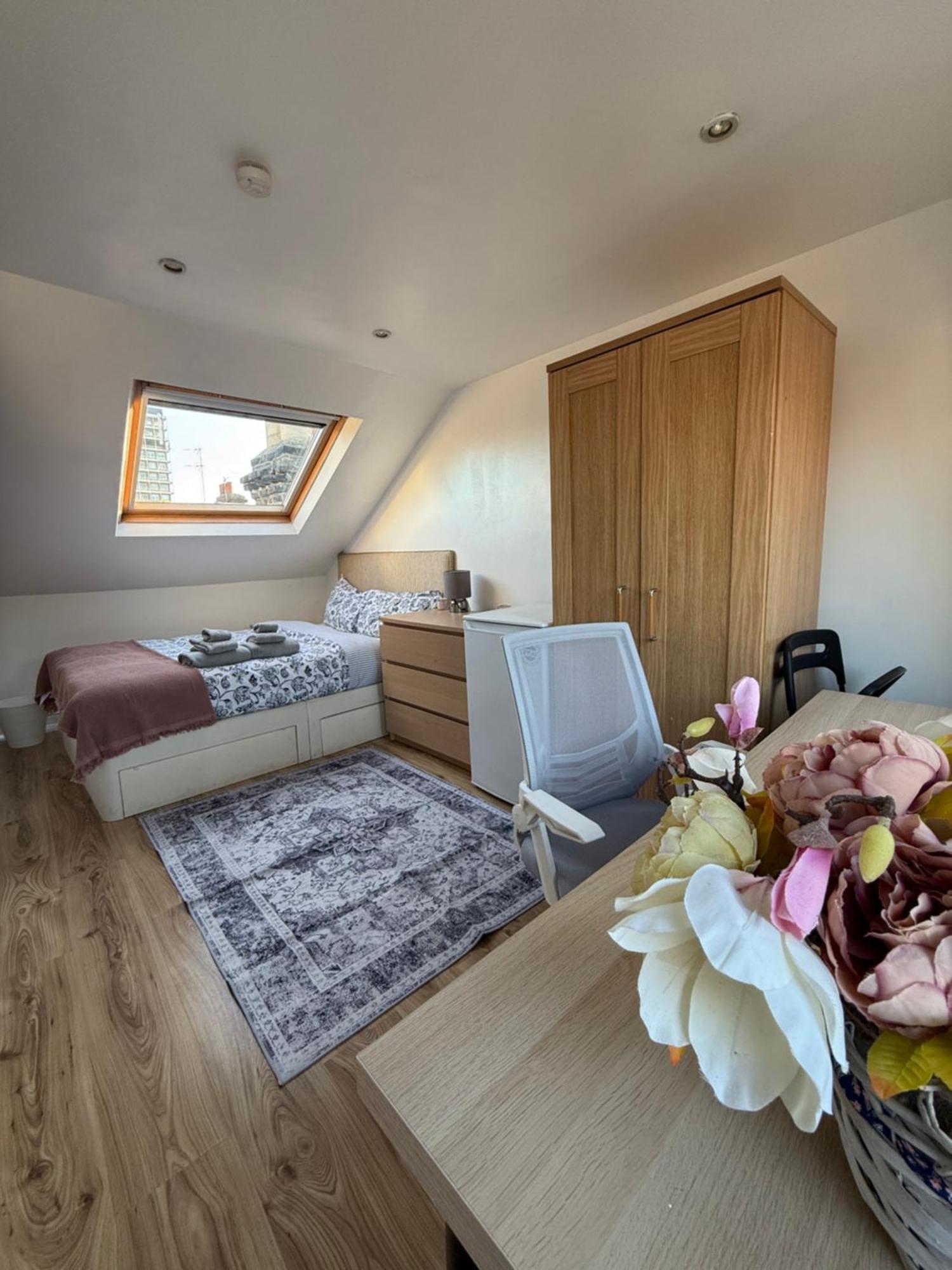 Homestay Room, View And Great Price In Hammersmith London