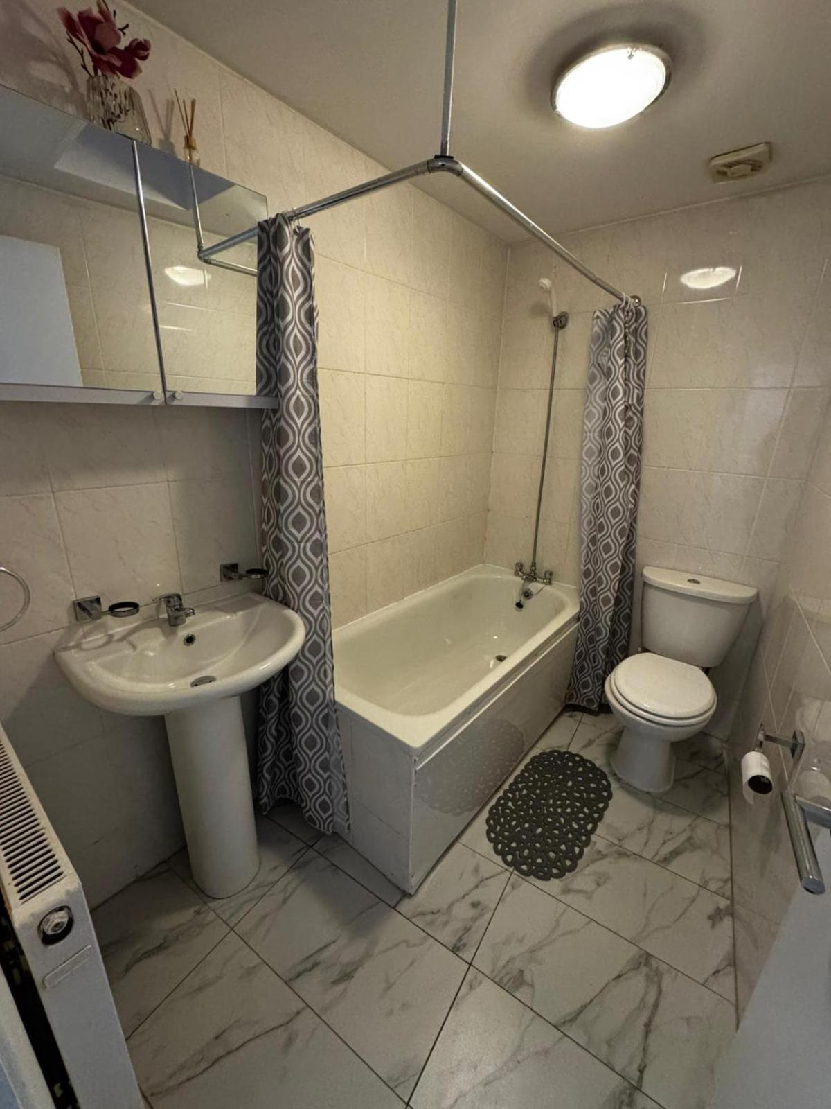 Spacious Is Sb5 Apartment London