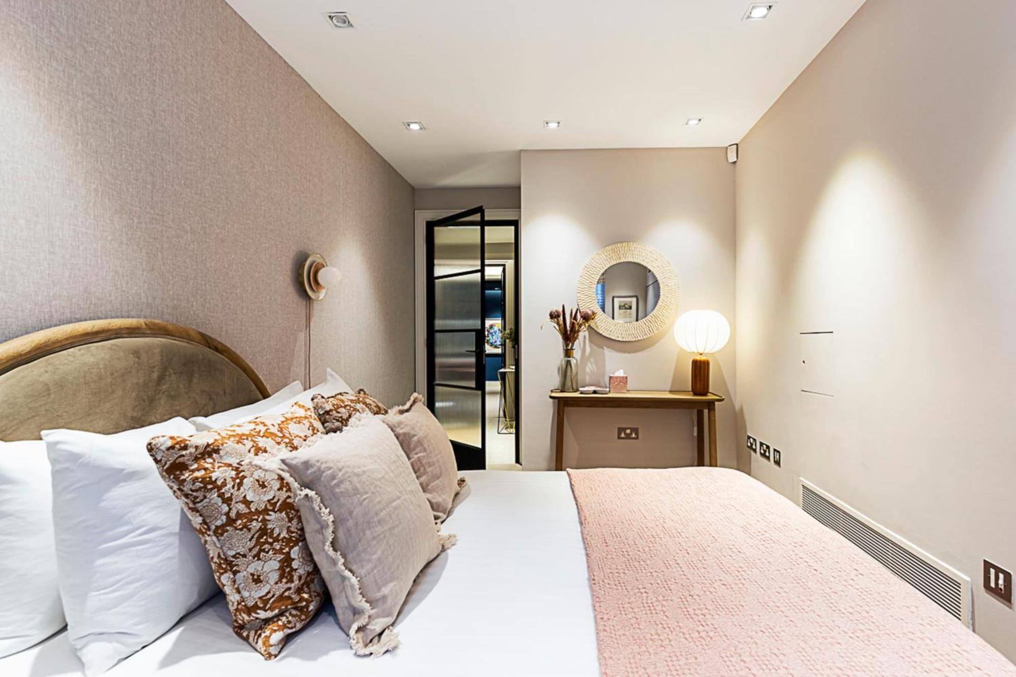 Pepys House A Modern Touch Of History * London
