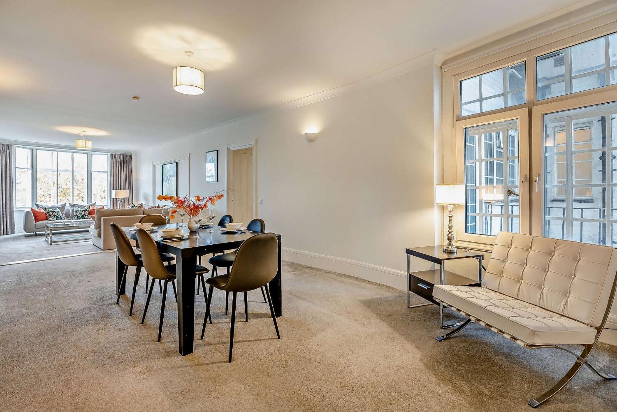 Strathmore Court * Londres