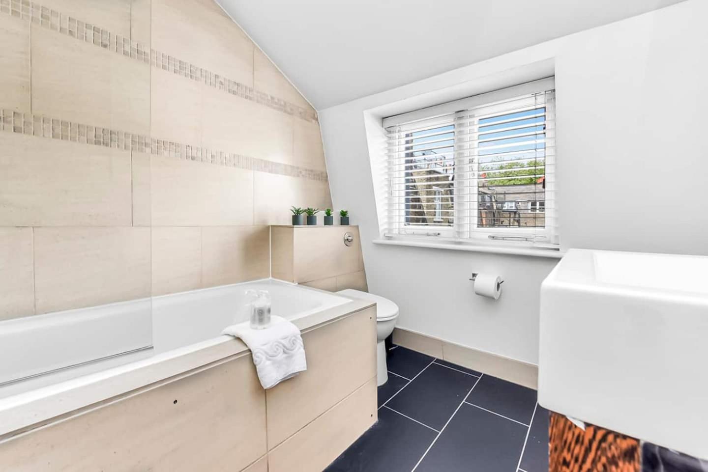 Hyde Park - 1 Bed - C Apartment *