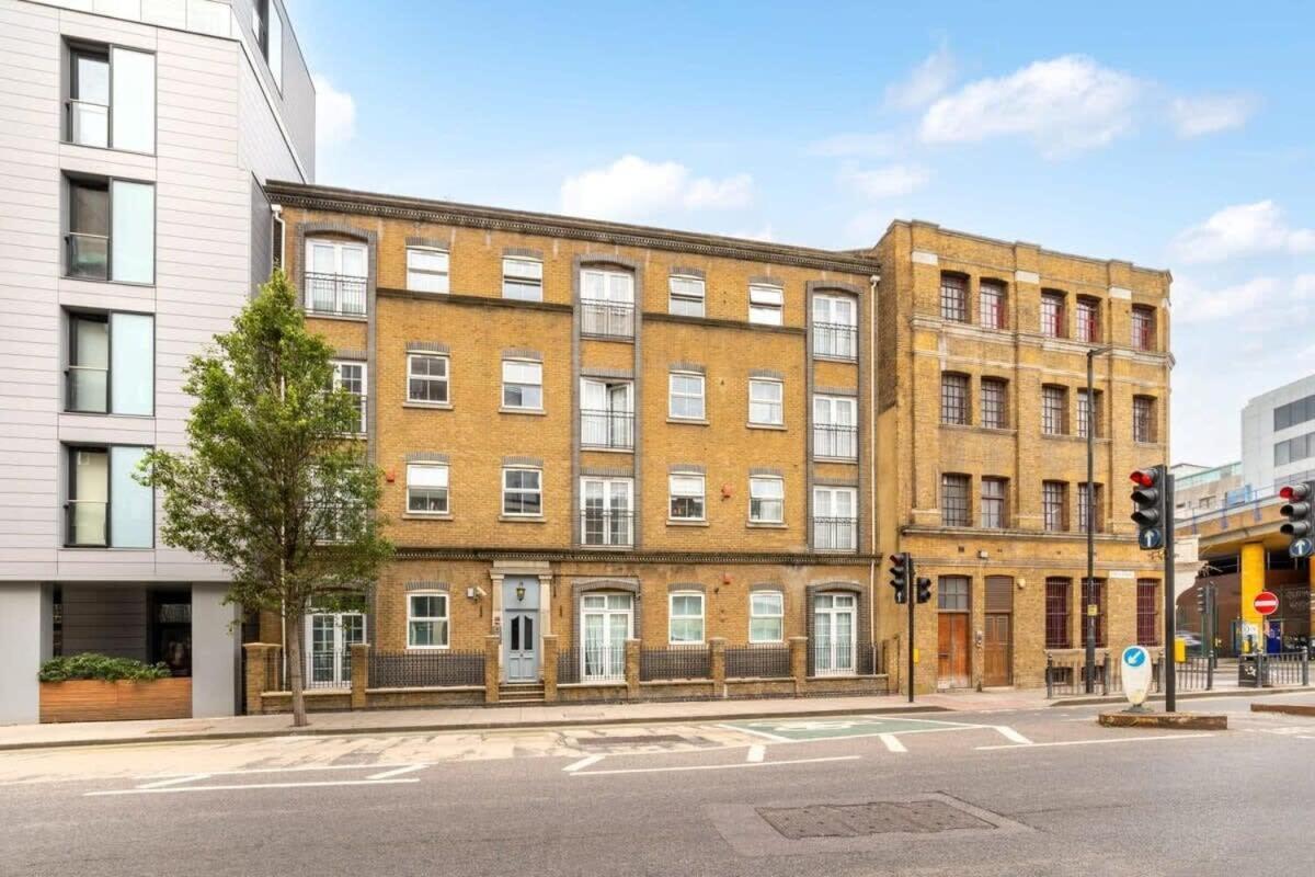 Spacious And Bright 2 Bed Tower Bridge Apartment London