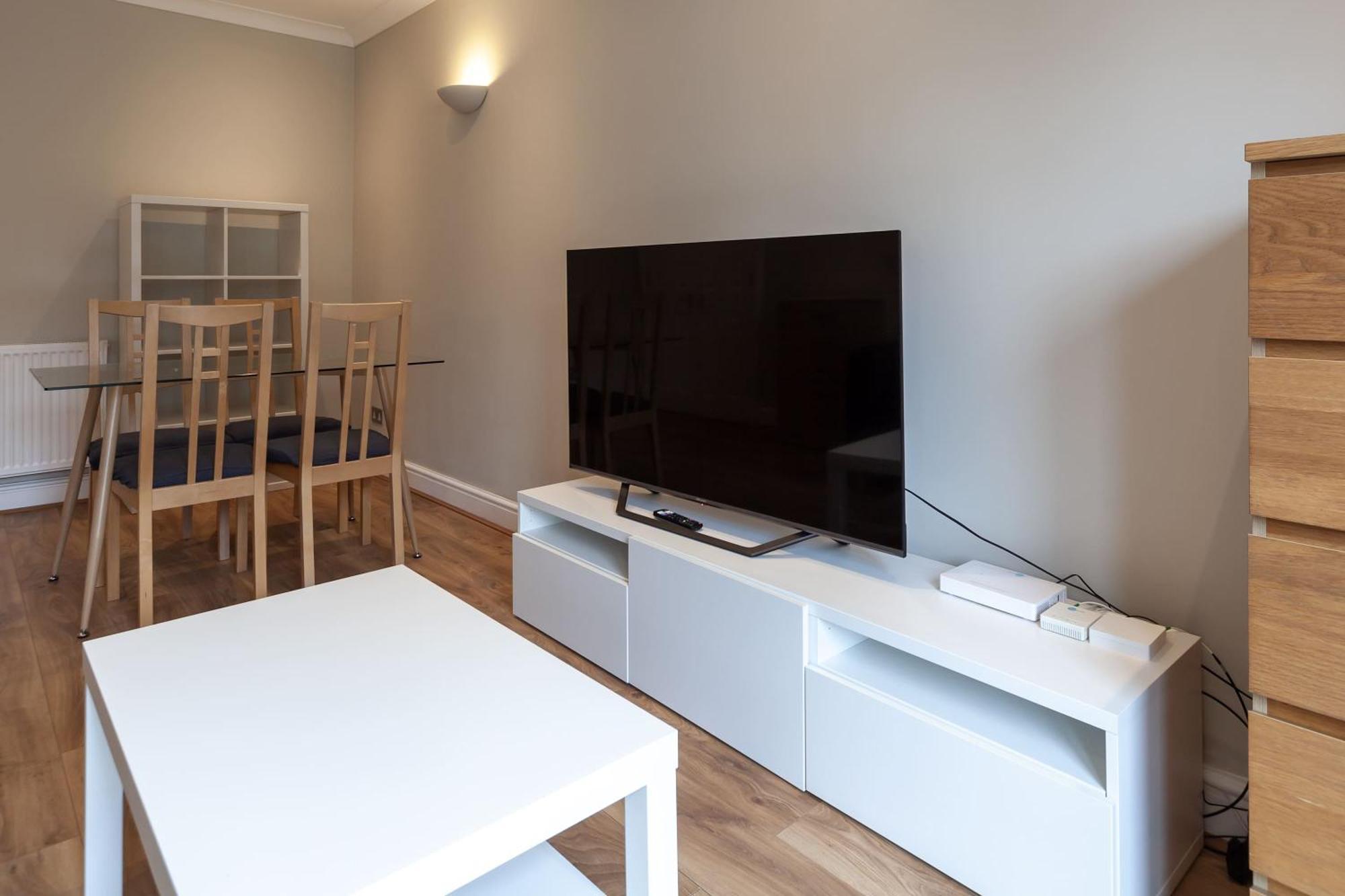 Spacious And Bright 2 Bed Tower Bridge Apartment *