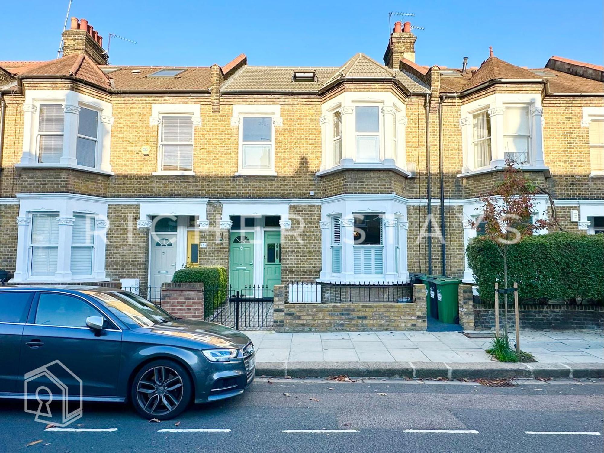 Bohemian Notting Hill Flat, Garden & Amenities