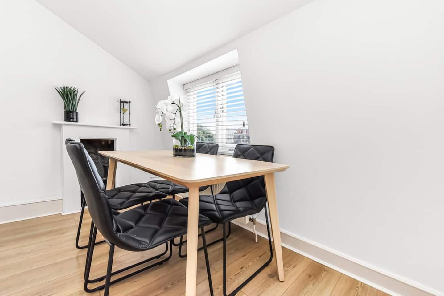 Hyde Park - 1 Bed - C *