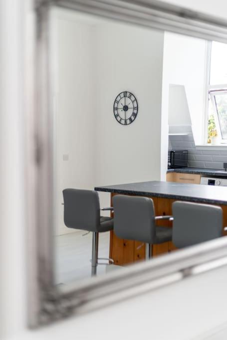 Cozy 2-bedroom Flat In West Apartamento