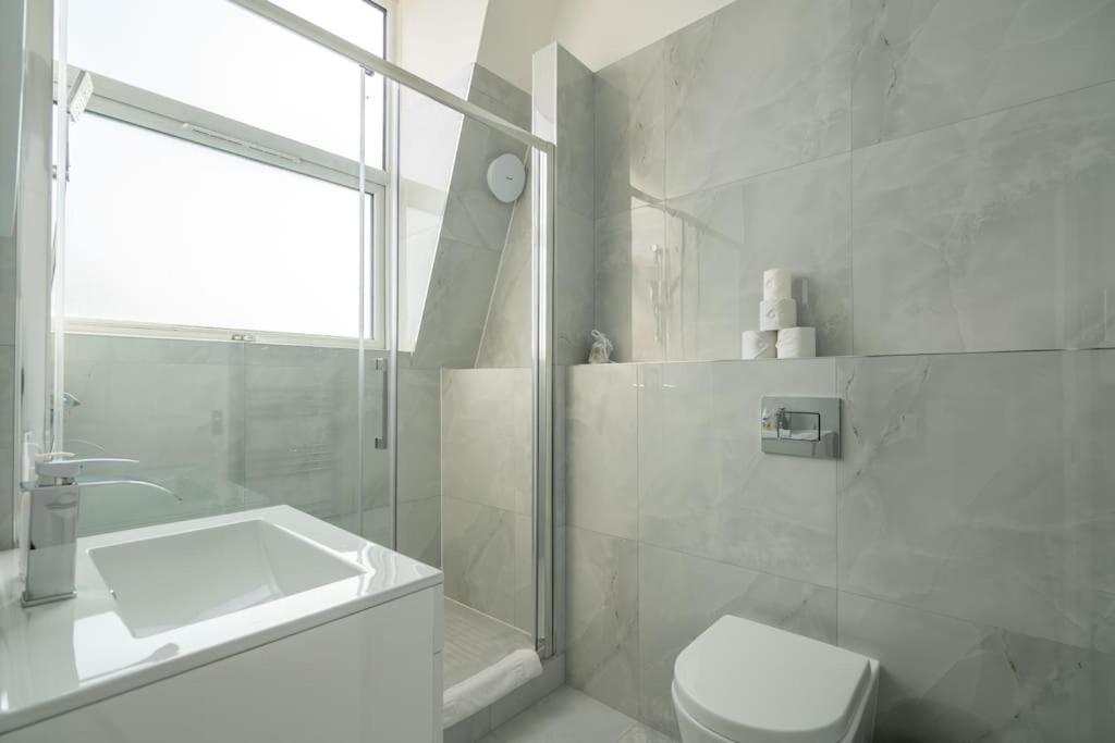 Cozy 2-bedroom Flat In West * Londres