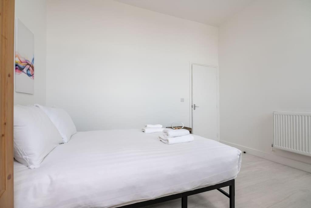 Cozy 2-bedroom Flat In West Apartamento Londres