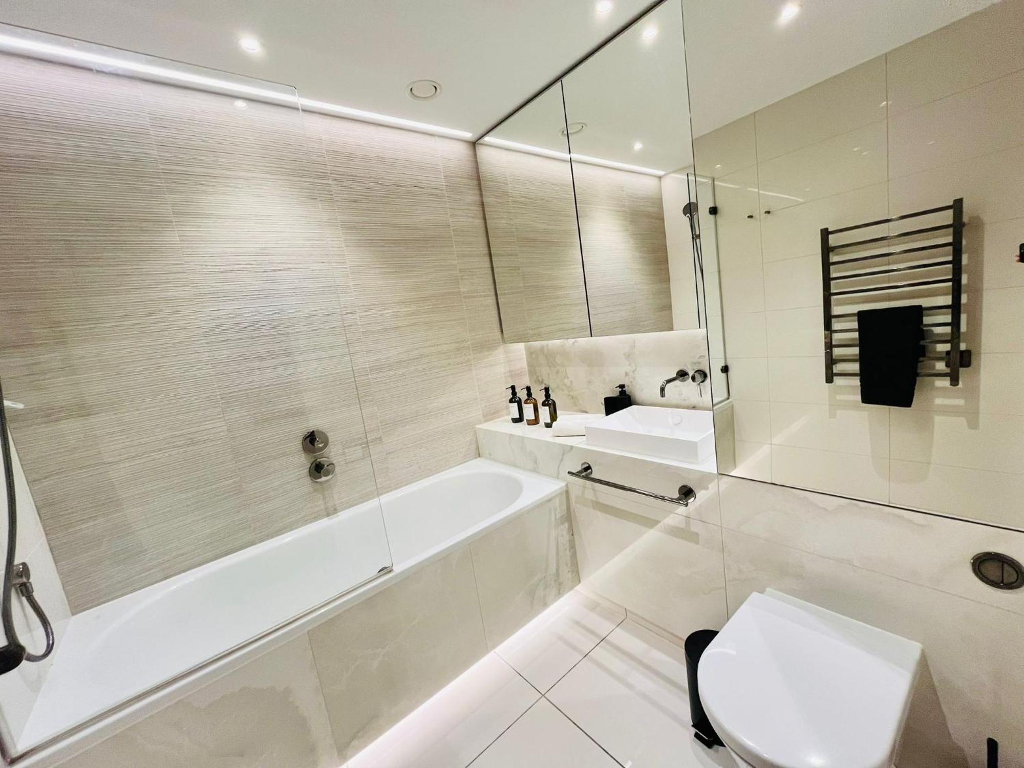 Luxury 2-Bed 2-Bath Apartment -White City -Steps To Tube Station London