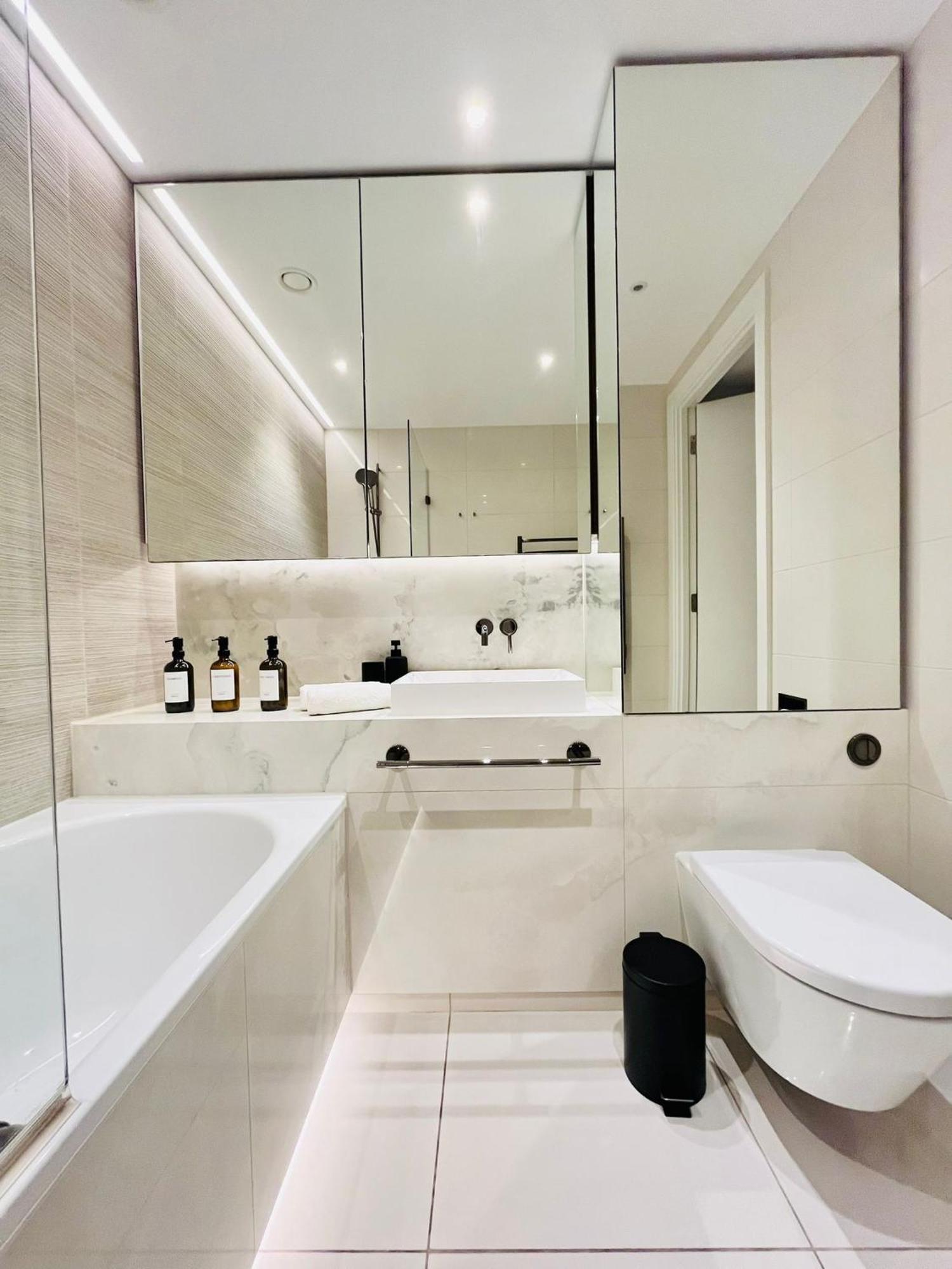 Luxury 2-Bed 2-Bath Apartment -White City -Steps To Tube Station Apartment *
