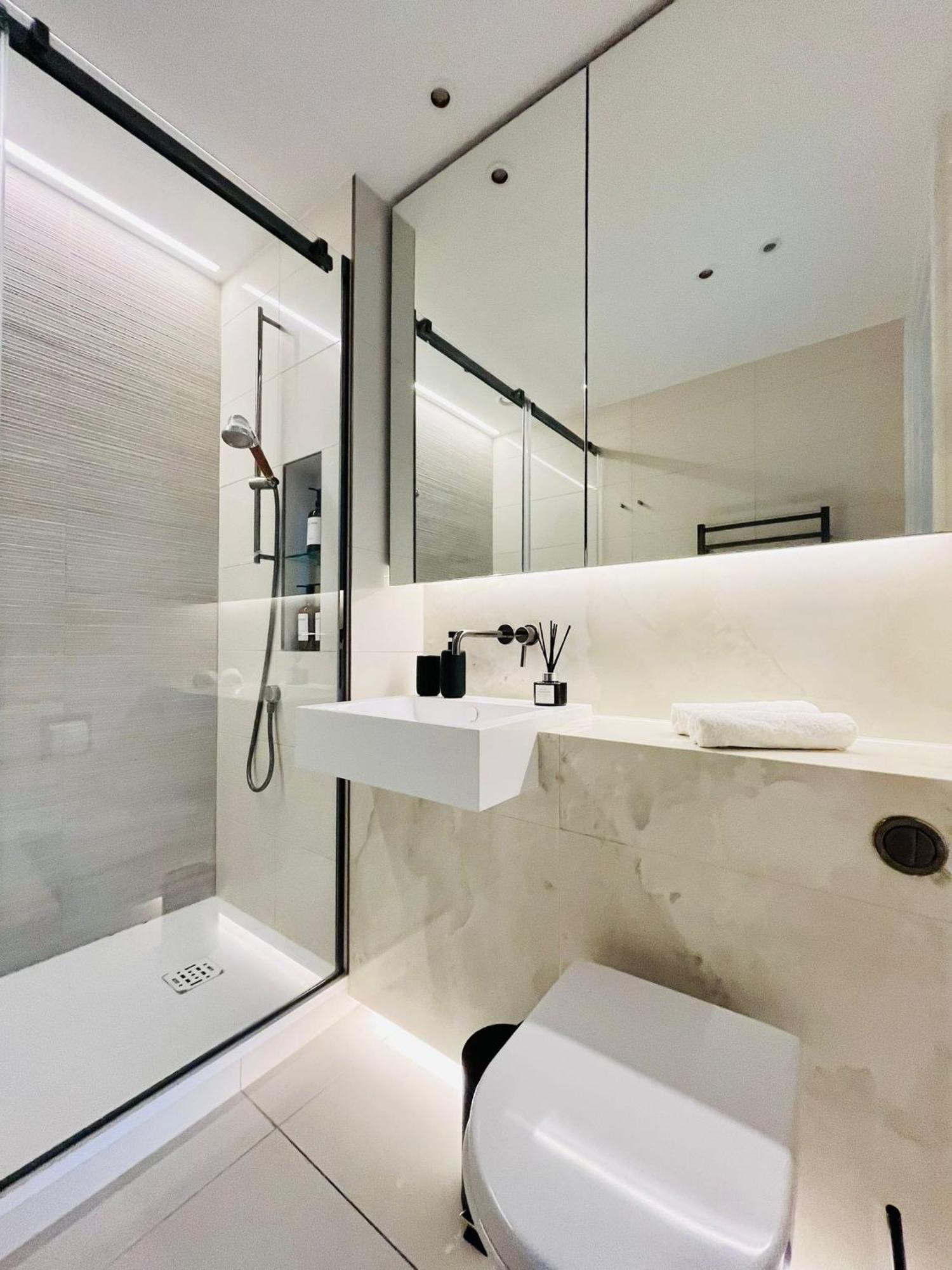Apartment Luxury 2-Bed 2-Bath Apartment -White City -Steps To Tube Station London
