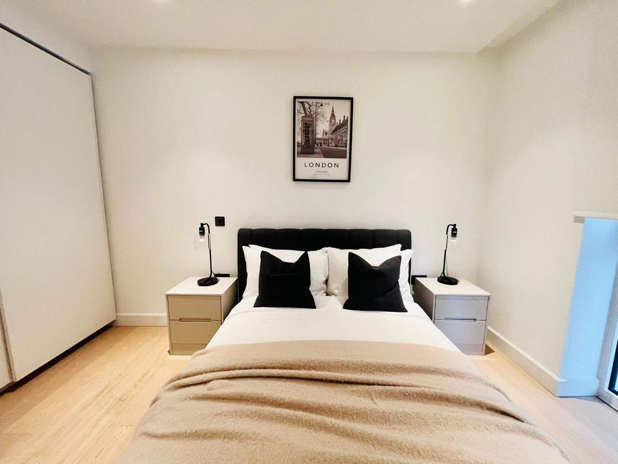 Apartment Luxury 2-Bed 2-Bath Apartment -White City -Steps To Tube Station London