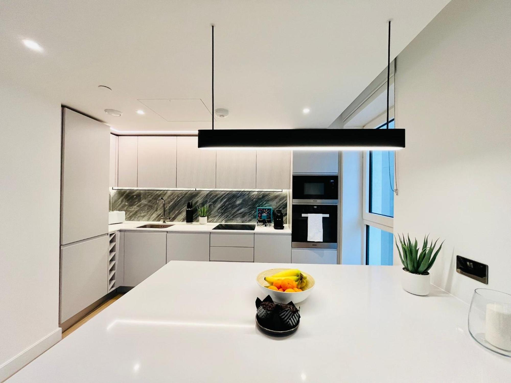 Luxury 2-Bed 2-Bath Apartment -White City -Steps To Tube Station * London