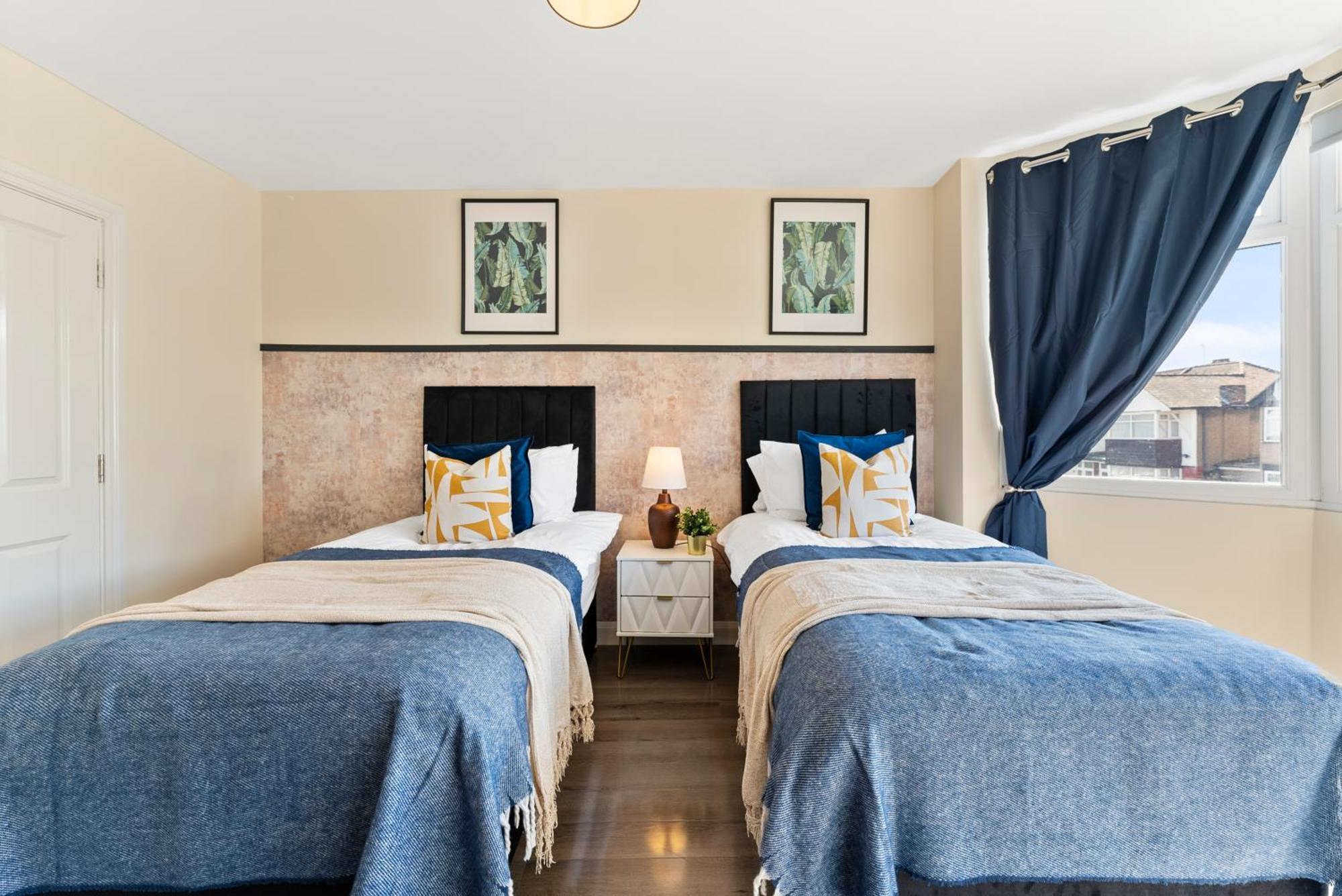 Holiday home Beautiful Wembley Gem - Parking -sleeps 14 London
