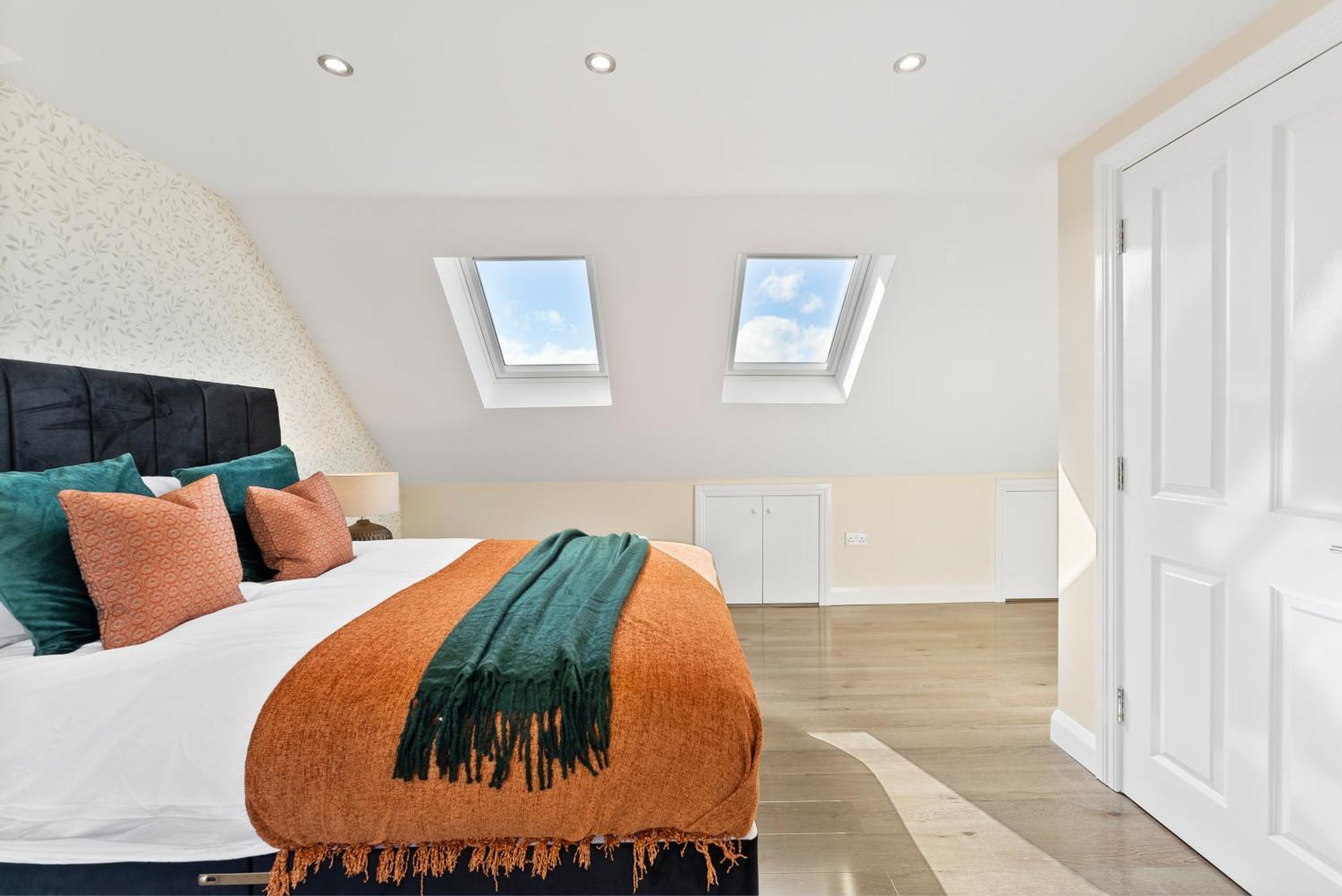 Beautiful Wembley Gem - Parking -sleeps 14 *