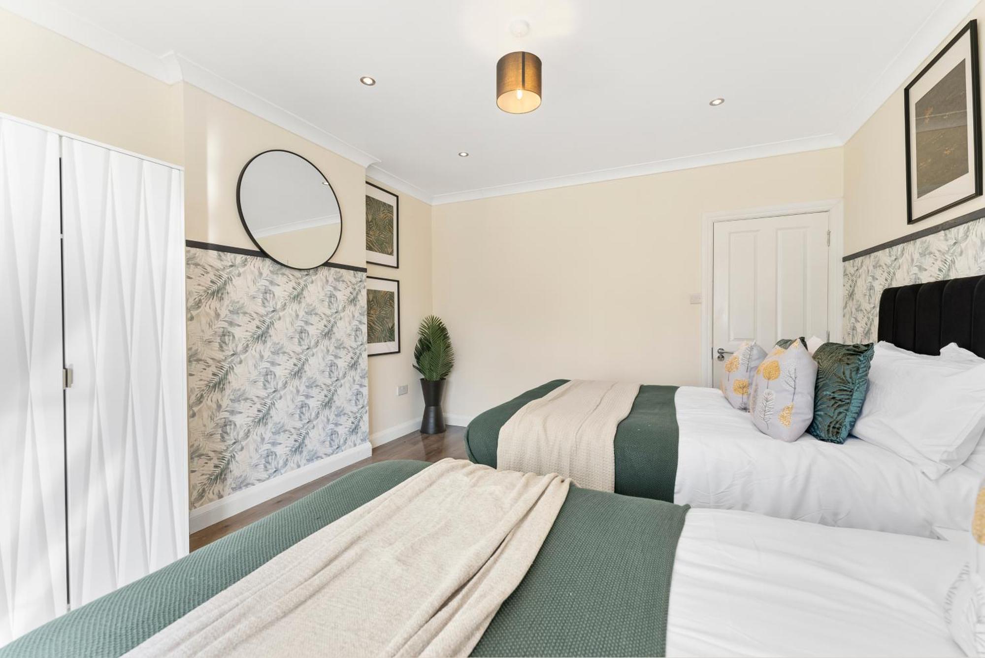Beautiful Wembley Gem - Parking -sleeps 14 Holiday home *