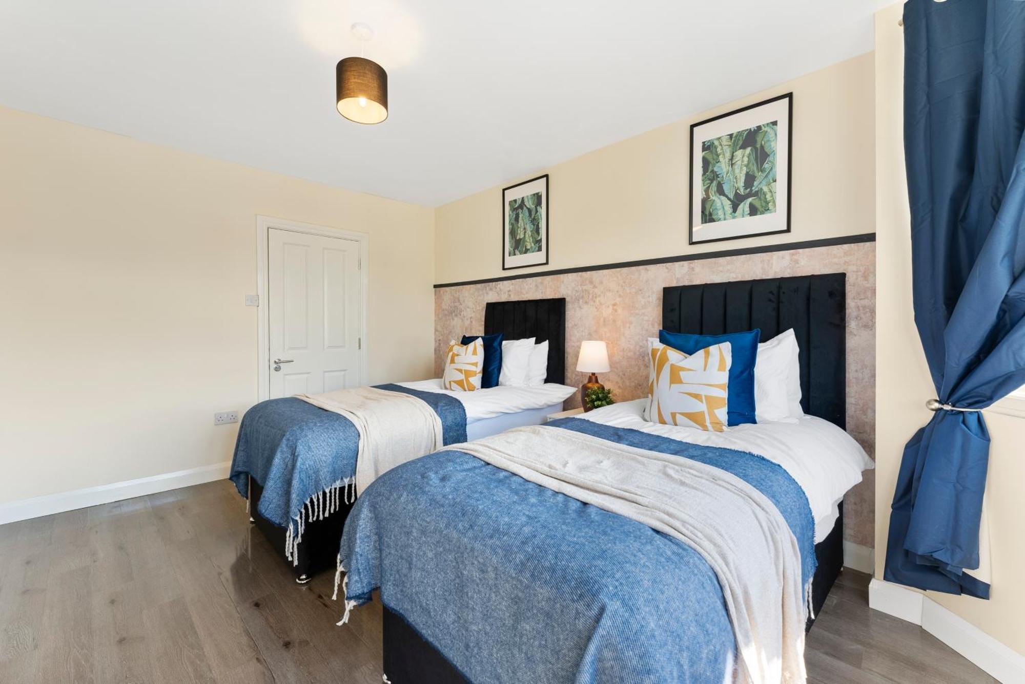 Beautiful Wembley Gem - Parking -sleeps 14 *
