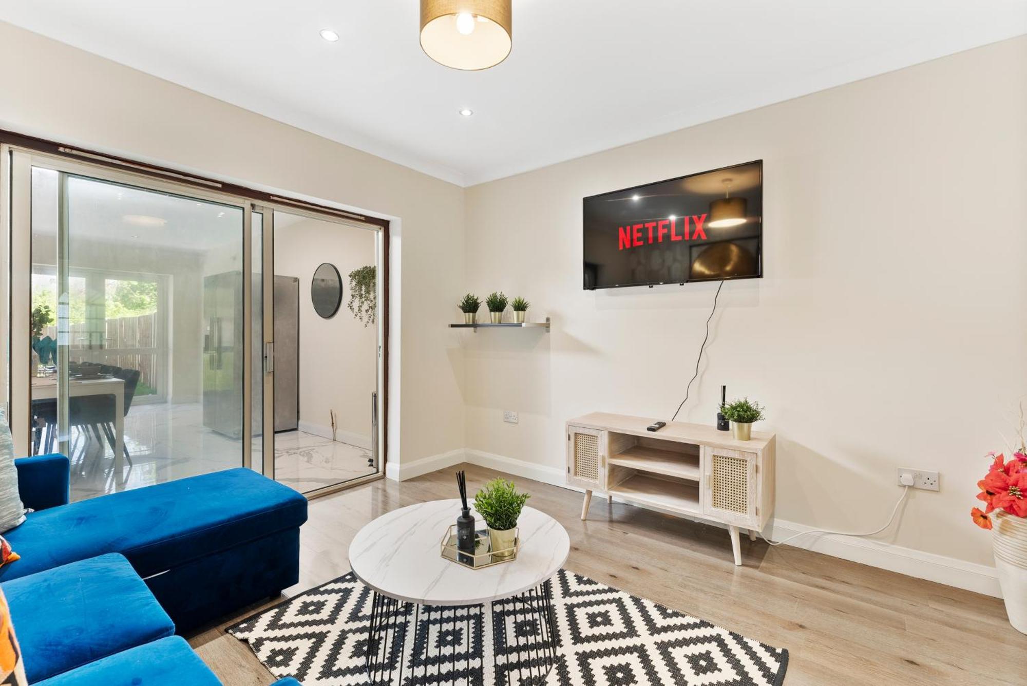 Holiday home Beautiful Wembley Gem - Parking -sleeps 14 London