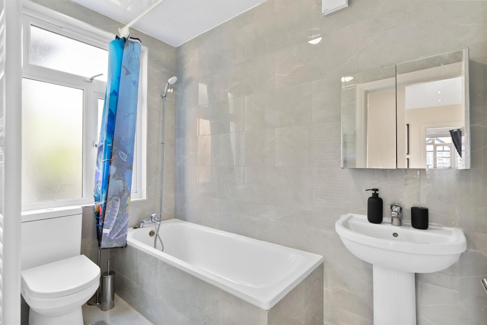 Holiday home Beautiful Wembley Gem - Parking -sleeps 14