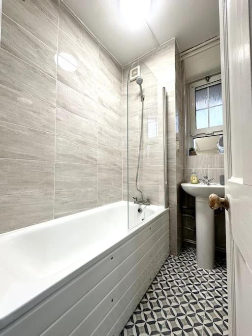 Quirky 3 Bedroom Flat In Shoreditch Apartment *